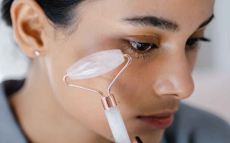 Yoga facial: rutina de ejercicios y skincare 